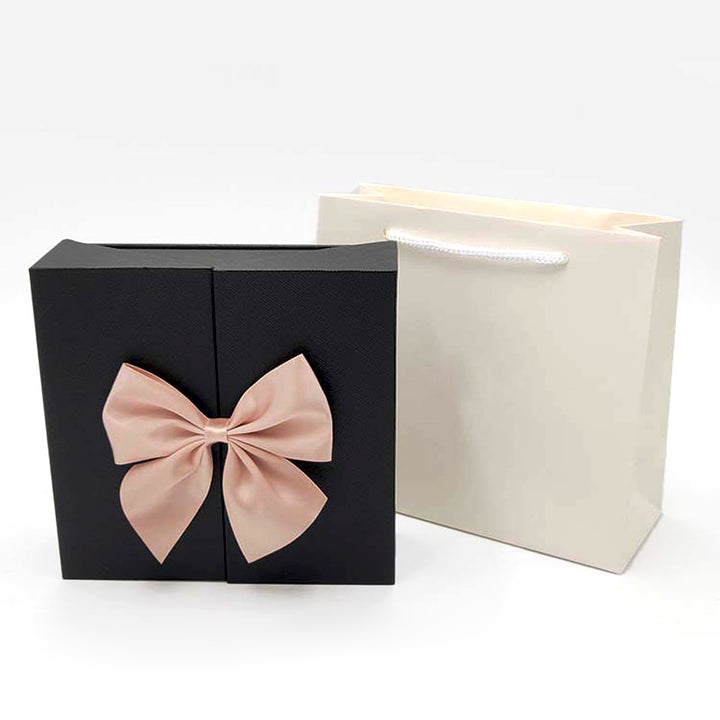 Aufklappbare Rosenbox mit 14k Weißgold Ausführung Halskette