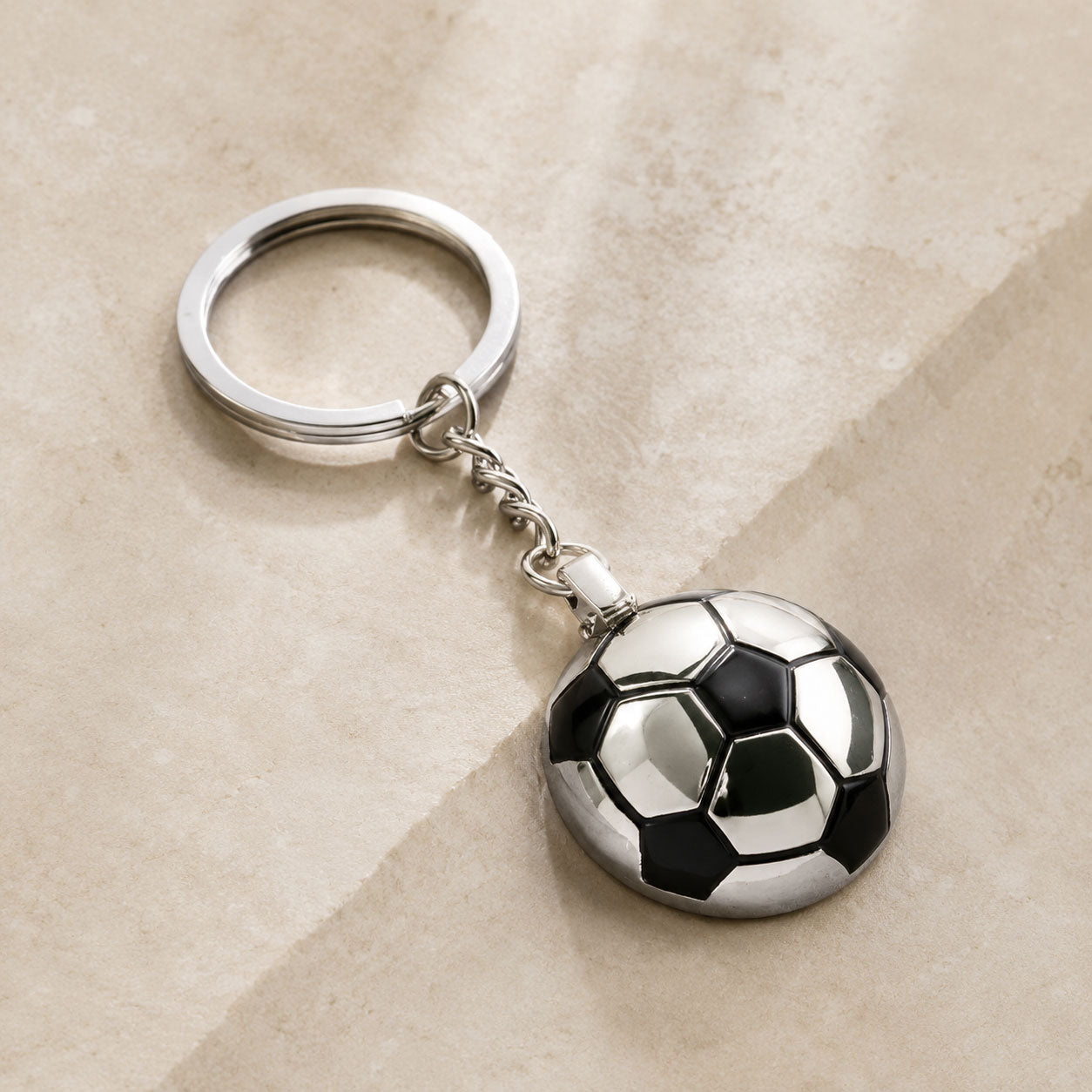 Fußball Schlüsselanhänger – Silberfarbener Ball Anhänger mit Schlüsselring