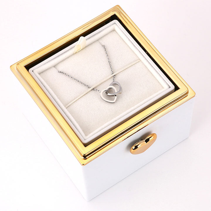 Überraschung-Rosenbox - 18k Doppel-Herzkette mit Gravur