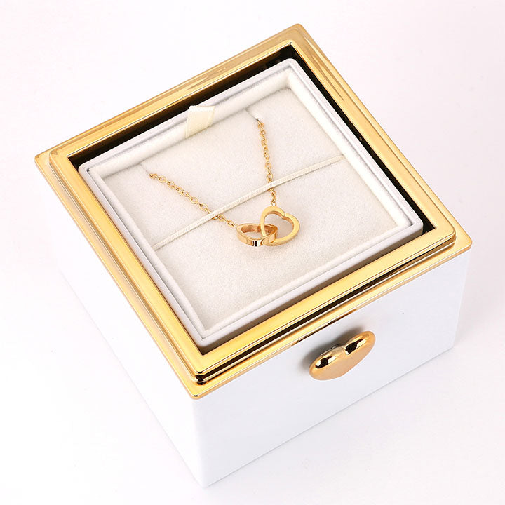 Überraschung-Rosenbox - 18k Doppel-Herzkette mit Gravur
