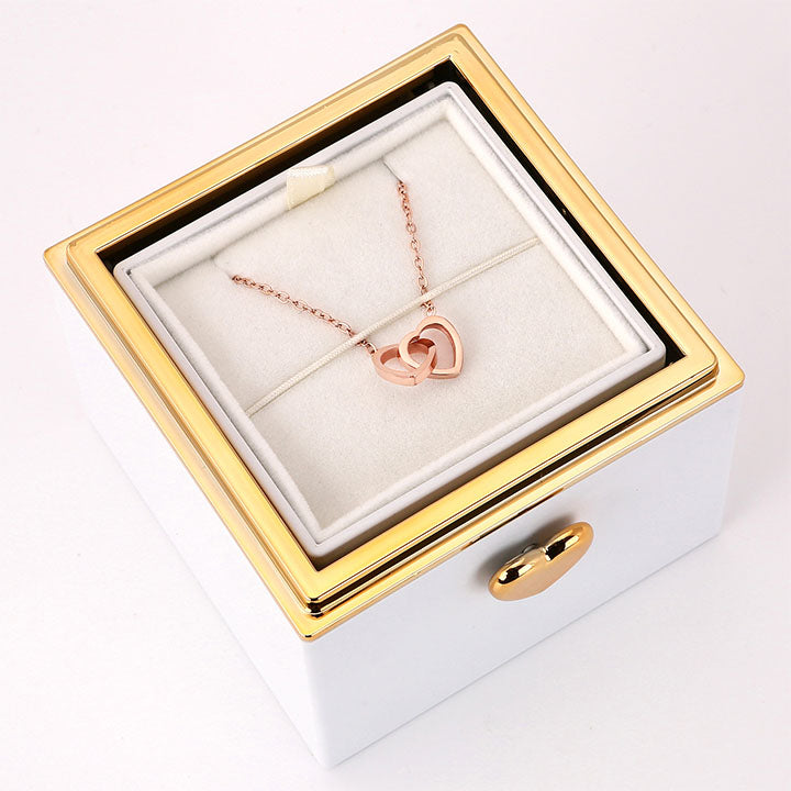 Überraschung-Rosenbox - 18k Doppel-Herzkette mit Gravur