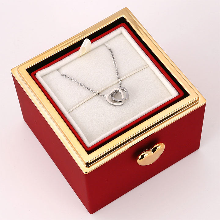 Überraschung-Rosenbox - 18k Doppel-Herzkette mit Gravur