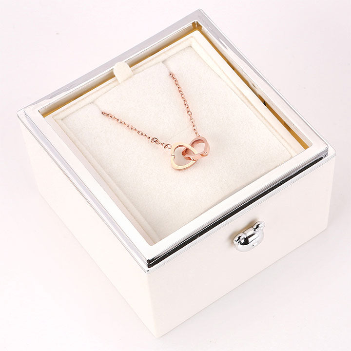 Überraschung-Rosenbox - 18k Doppel-Herzkette mit Gravur