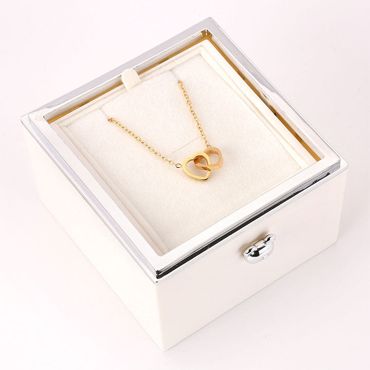 Überraschung-Rosenbox - 18k Doppel-Herzkette mit Gravur