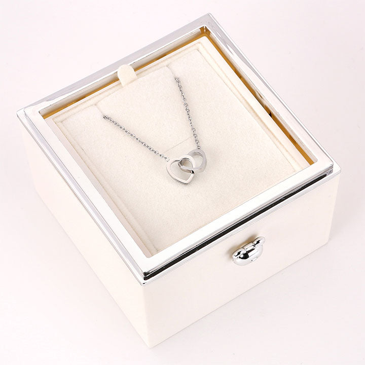 Überraschung-Rosenbox - 18k Doppel-Herzkette mit Gravur