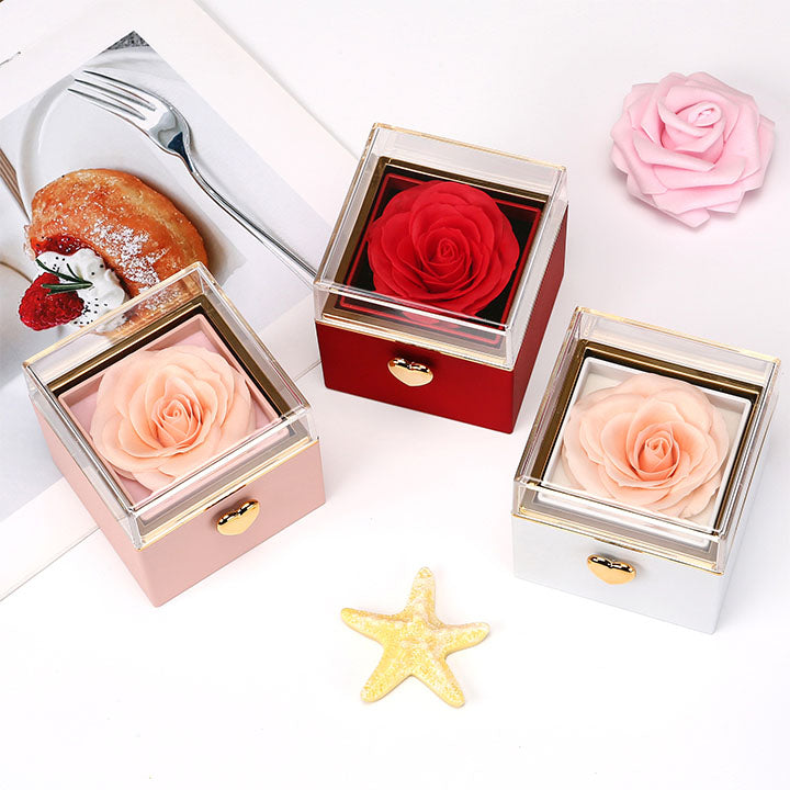 Überraschung-Rosenbox - 18k Doppel-Herzkette mit Gravur