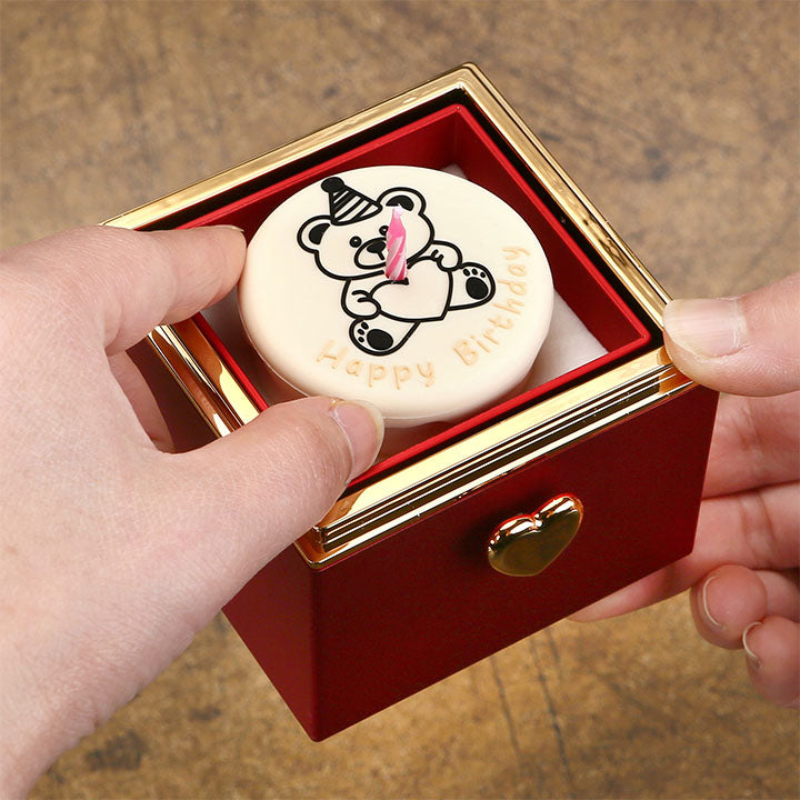 Kuchen Überraschung-Box mit 18k Doppel-Herzkette mit Gravur