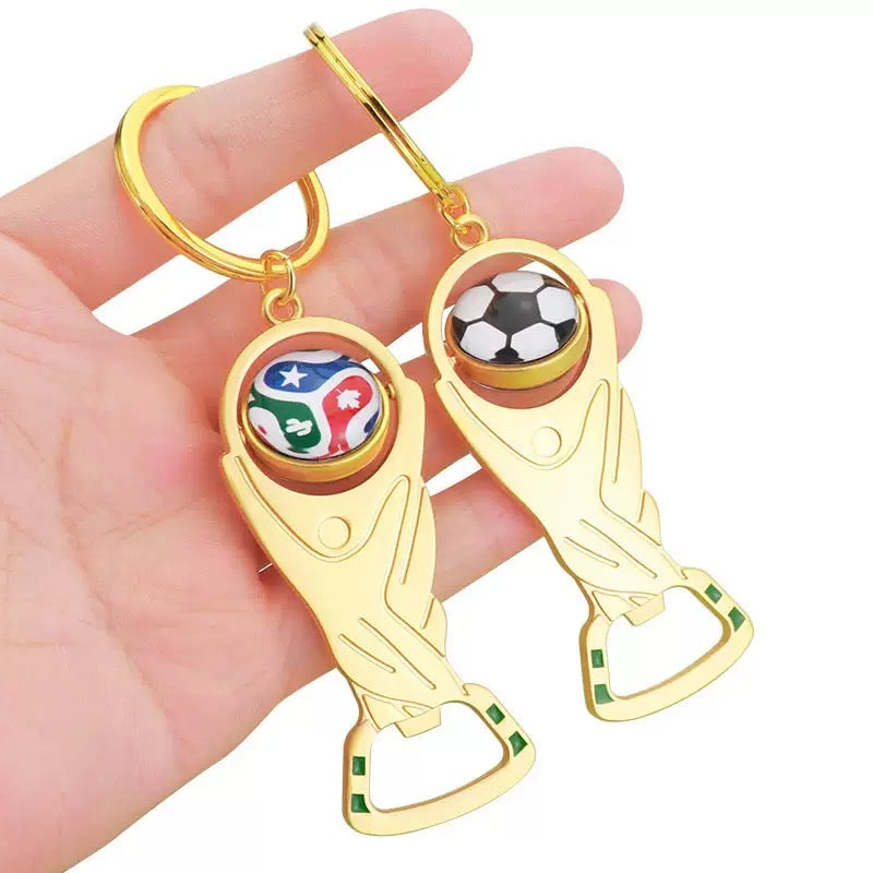 Fußball Pokal Schlüsselanhänger mit Flaschenöffner – Goldfarbener Anhänger mit Fußballmotiv