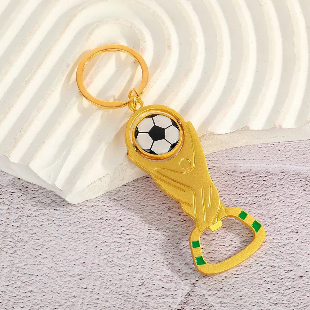 Fußball Pokal Schlüsselanhänger mit Flaschenöffner – Goldfarbener Anhänger mit Fußballmotiv