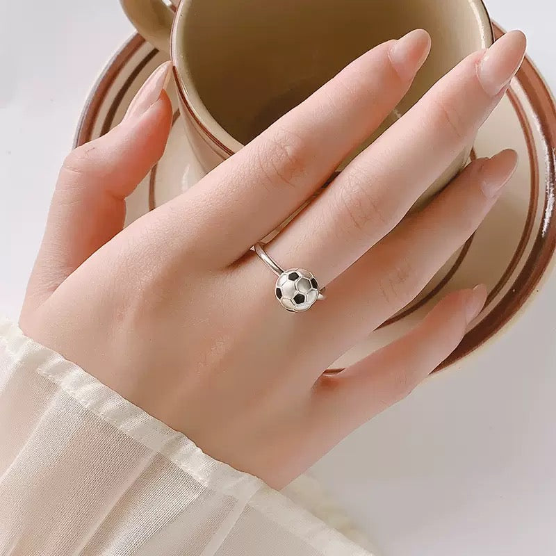 Fußball Ring – Silberfarbener verstellbarer Ring mit Fußballmotiv