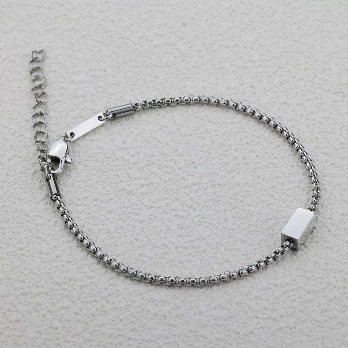 Personalisiertes Würfelarmband mit Namen