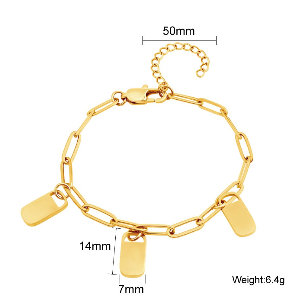 Personalisiertes Familienarmband mit Namensanhängern
