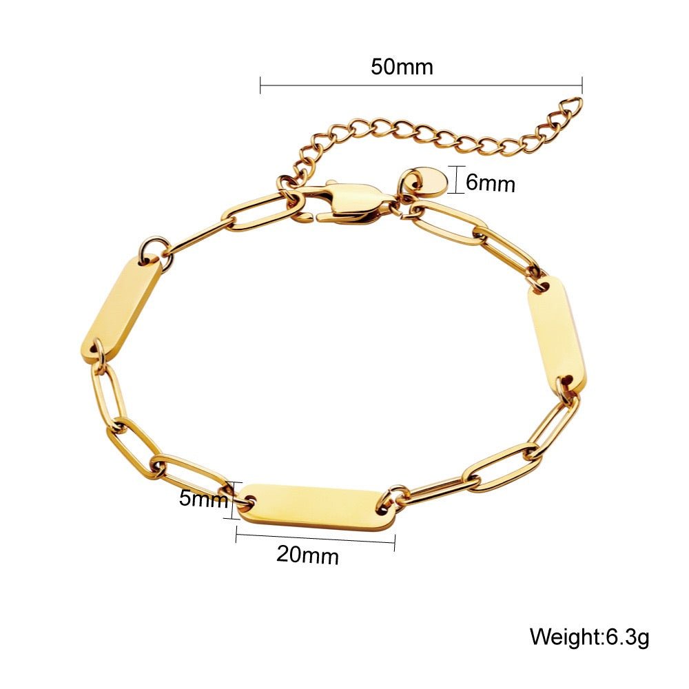 Personalisiertes Familienarmband mit Namensanhängern