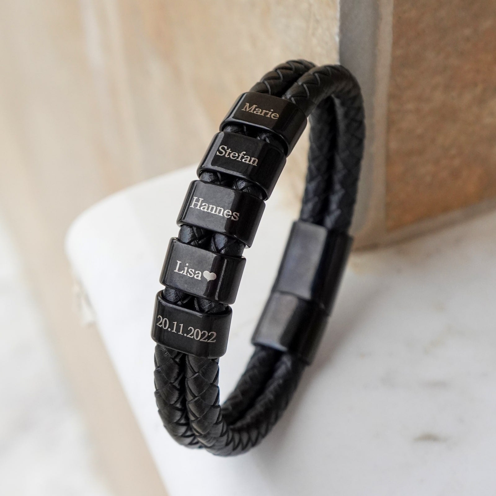 Lederarmband mit gravierten Beads