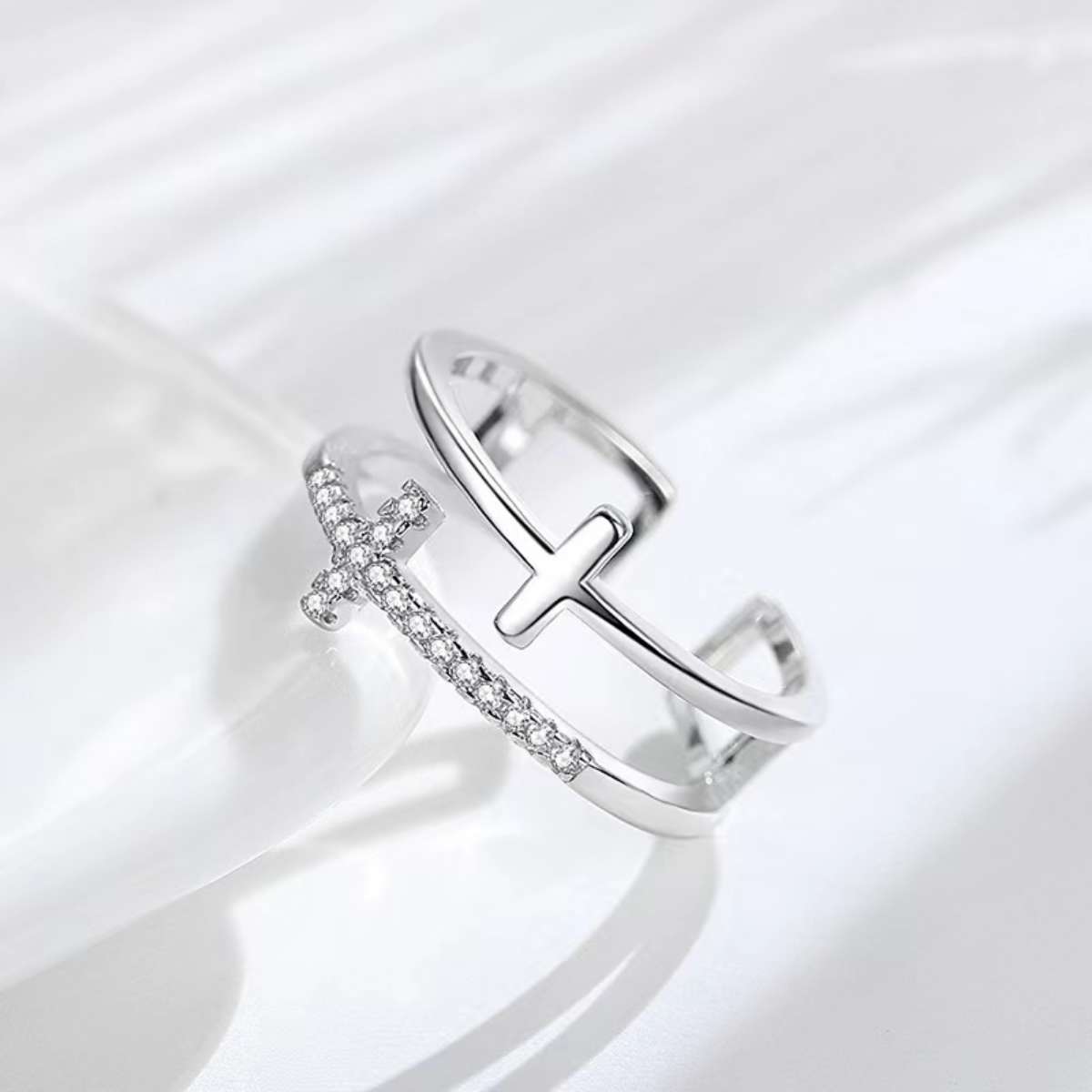 Verstellbarer Kreuz Ring - Cubic Zirkonia Steine